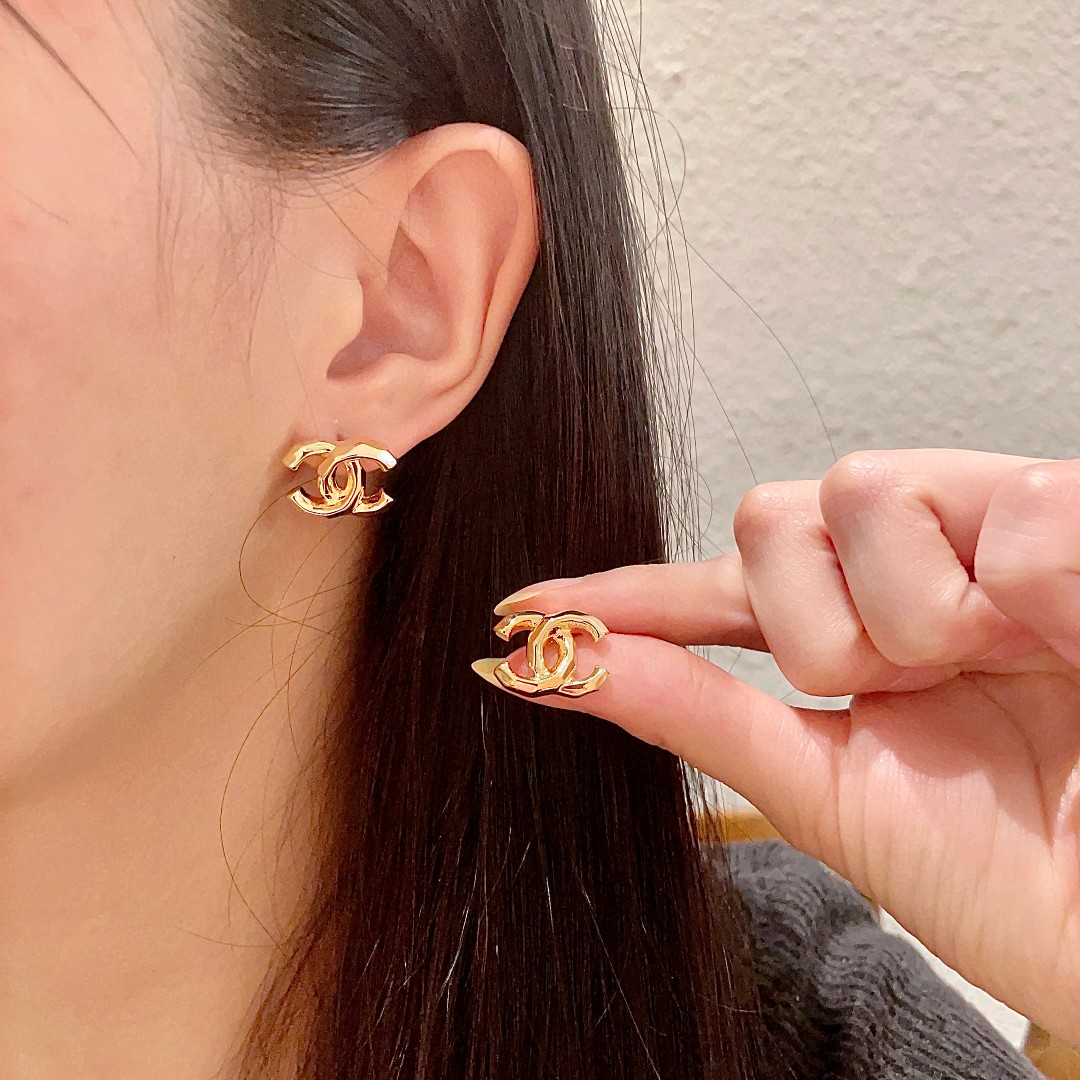  Chanel香奈儿 中古 耳钉👀小香家的款式真心无需多介绍😘🎶每一款都超好看，精致大方，非常显气质.