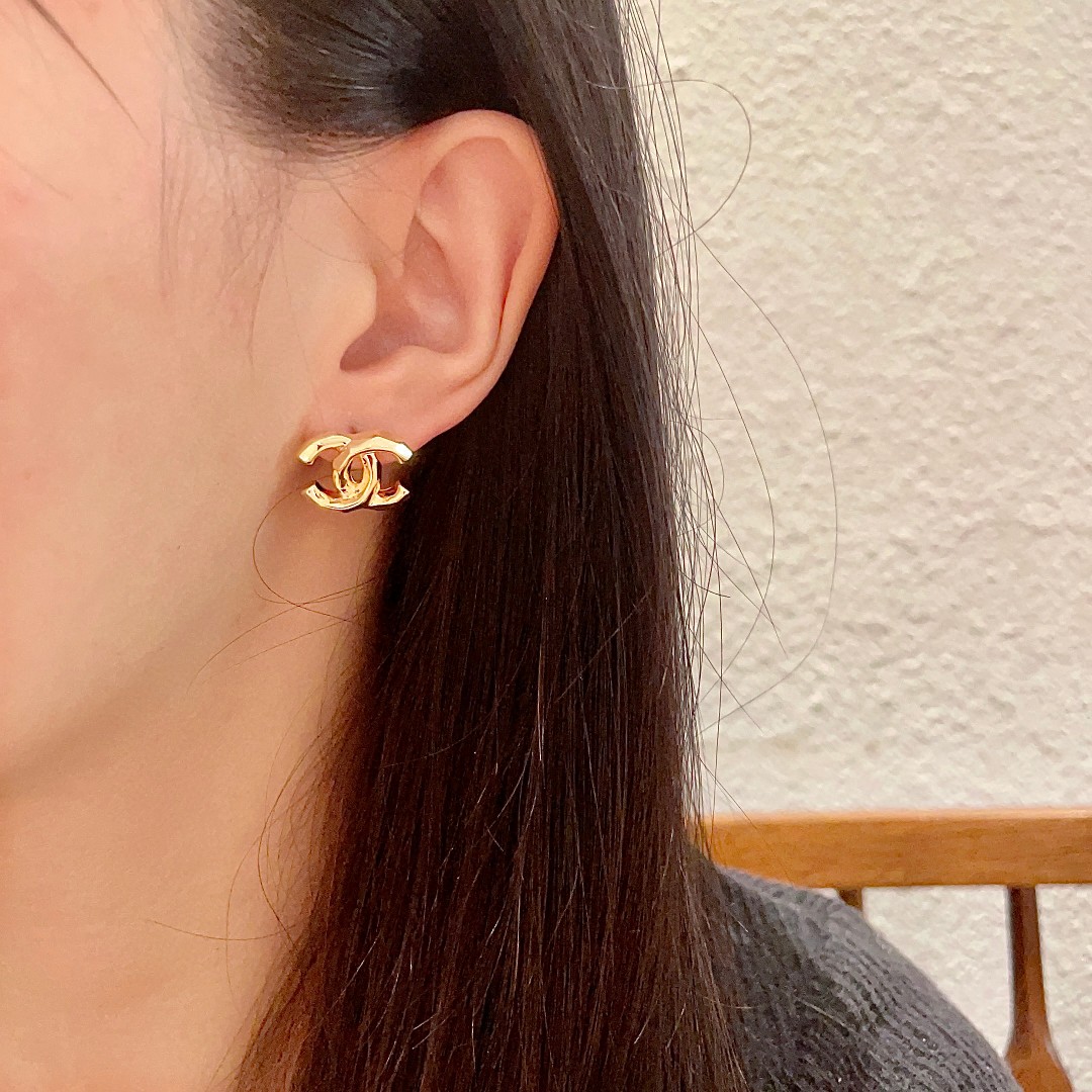  Chanel香奈儿 中古 耳钉👀小香家的款式真心无需多介绍😘🎶每一款都超好看，精致大方，非常显气质.