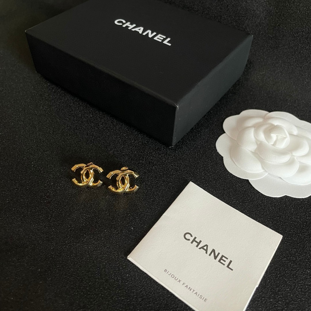  Chanel香奈儿 中古 耳钉👀小香家的款式真心无需多介绍😘🎶每一款都超好看，精致大方，非常显气质.