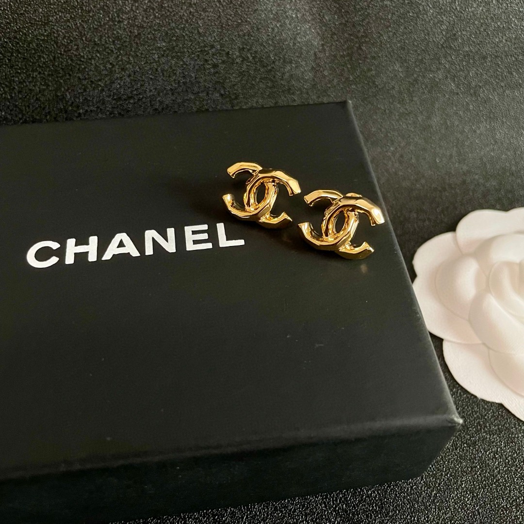  Chanel香奈儿 中古 耳钉👀小香家的款式真心无需多介绍😘🎶每一款都超好看，精致大方，非常显气质.