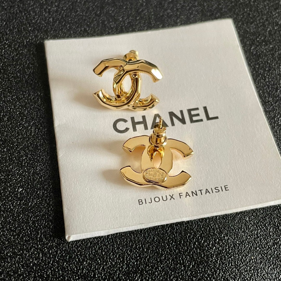  Chanel香奈儿 中古 耳钉👀小香家的款式真心无需多介绍😘🎶每一款都超好看，精致大方，非常显气质.