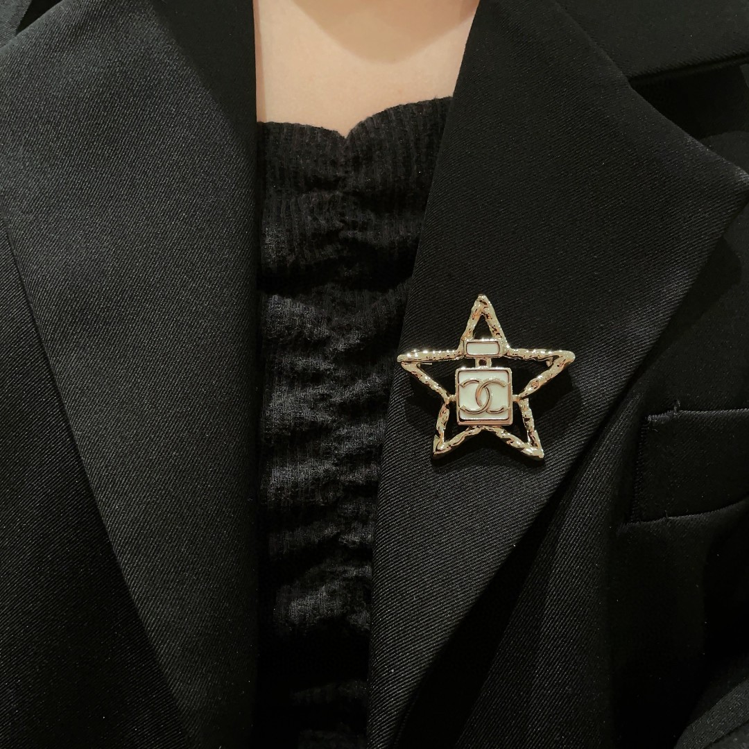  CHANEL🇫🇷小香 专柜新款同步上新香奈儿胸针，是最懂女人的饰物。那些倾注了全部心血去做自己的女人，