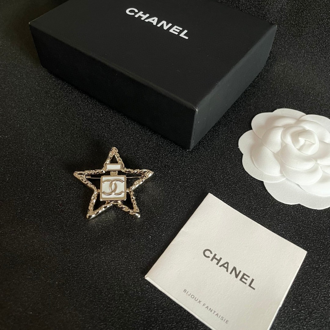  CHANEL🇫🇷小香 专柜新款同步上新香奈儿胸针，是最懂女人的饰物。那些倾注了全部心血去做自己的女人，