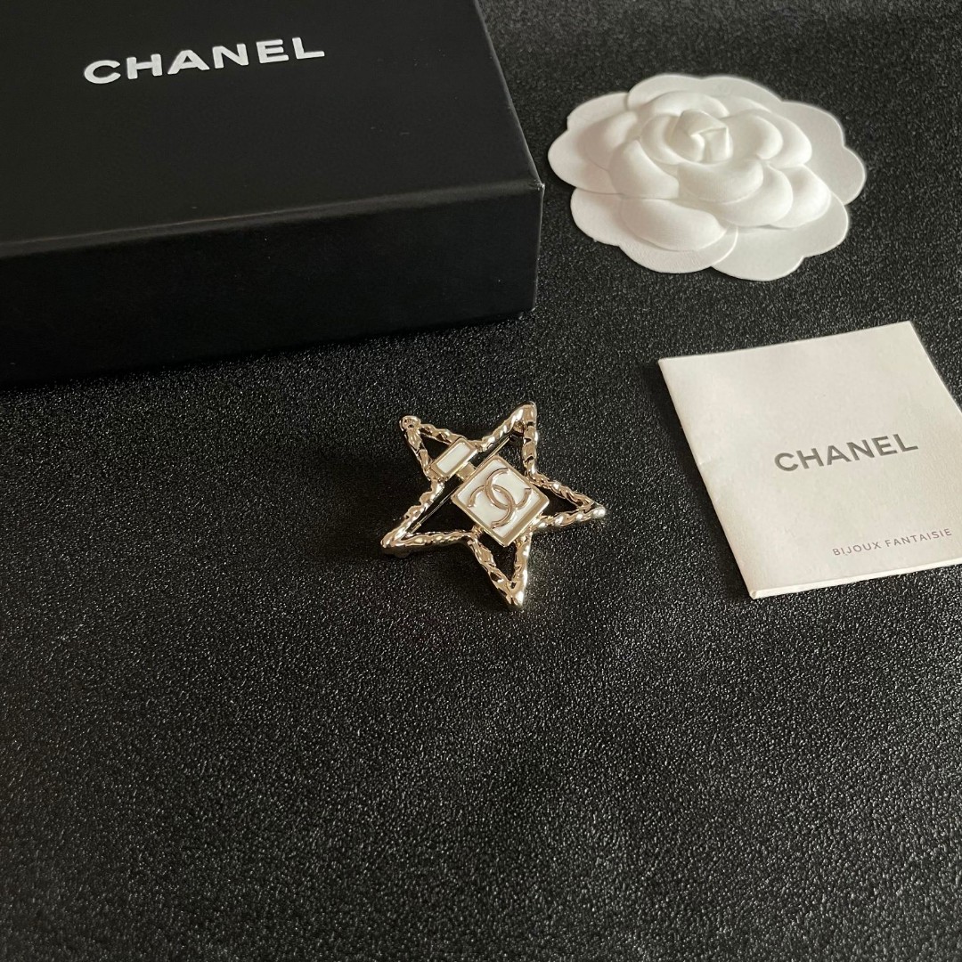 CHANEL🇫🇷小香 专柜新款同步上新香奈儿胸针，是最懂女人的饰物。那些倾注了全部心血去做自己的女人，