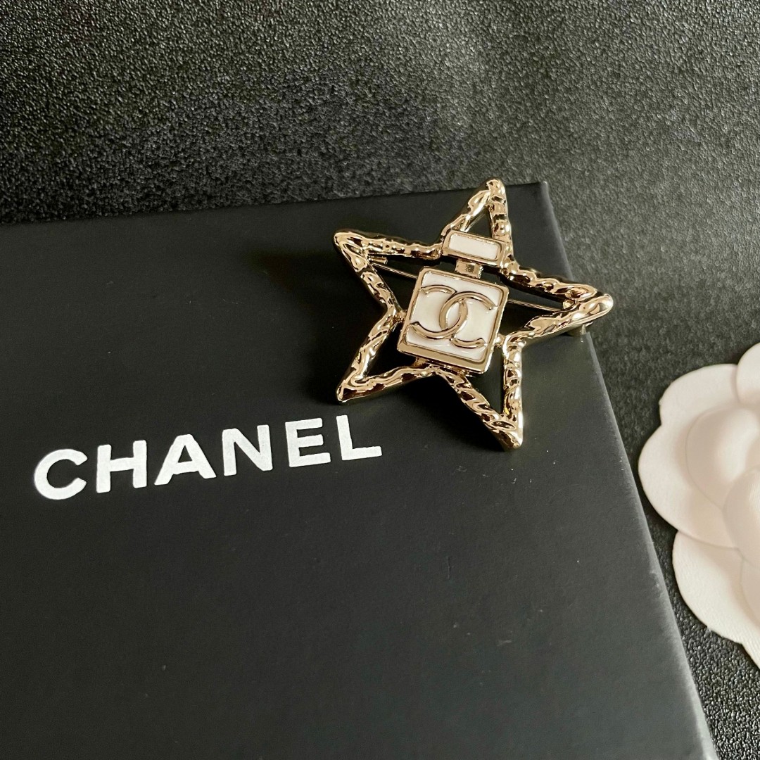  CHANEL🇫🇷小香 专柜新款同步上新香奈儿胸针，是最懂女人的饰物。那些倾注了全部心血去做自己的女人，
