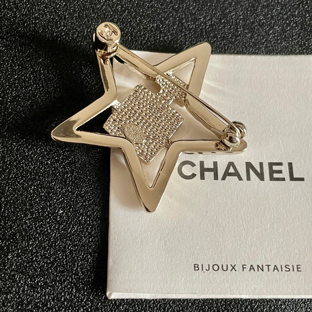  CHANEL🇫🇷小香 专柜新款同步上新香奈儿胸针，是最懂女人的饰物。那些倾注了全部心血去做自己的女人，