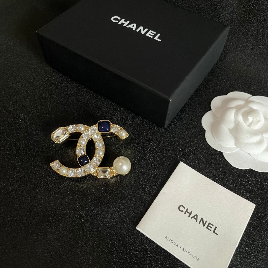  CHANEL🇫🇷小香 专柜新款同步上新香奈儿胸针，是最懂女人的饰物。那些倾注了全部心血去做自己的女人，