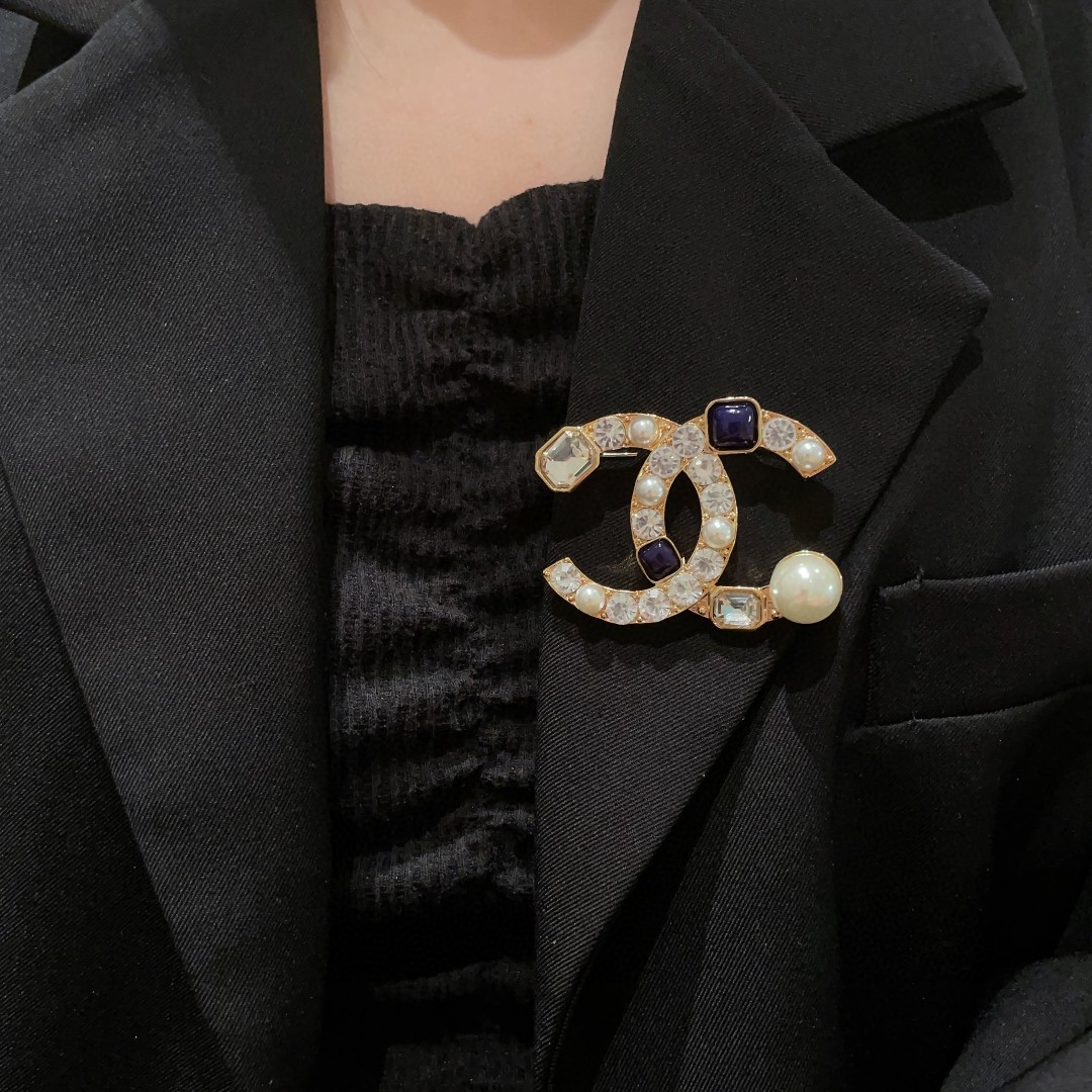  CHANEL🇫🇷小香 专柜新款同步上新香奈儿胸针，是最懂女人的饰物。那些倾注了全部心血去做自己的女人，