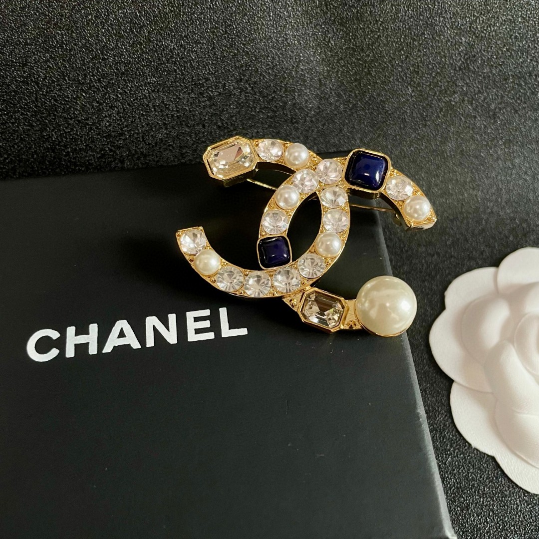  CHANEL🇫🇷小香 专柜新款同步上新香奈儿胸针，是最懂女人的饰物。那些倾注了全部心血去做自己的女人，