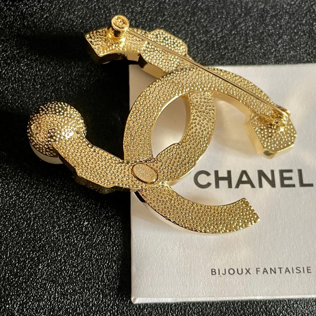  CHANEL🇫🇷小香 专柜新款同步上新香奈儿胸针，是最懂女人的饰物。那些倾注了全部心血去做自己的女人，