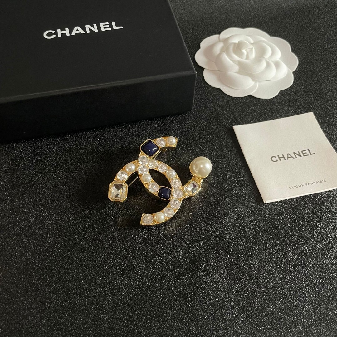  CHANEL🇫🇷小香 专柜新款同步上新香奈儿胸针，是最懂女人的饰物。那些倾注了全部心血去做自己的女人，