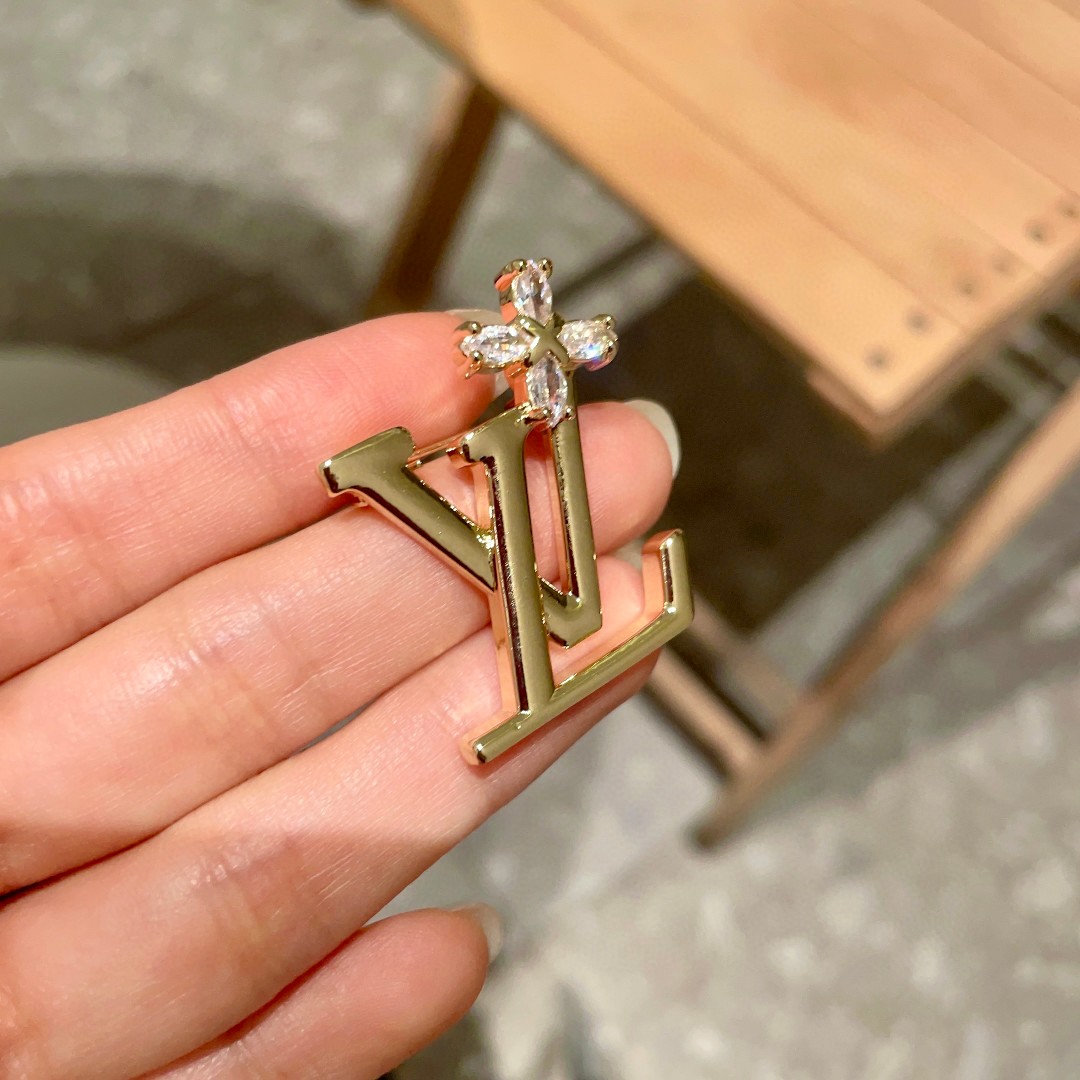  Lv路易威登专柜新款同步上新款胸针，是最懂女人的饰物。那些倾注了全部心血去做自己的女人，往往更珍惜胸针