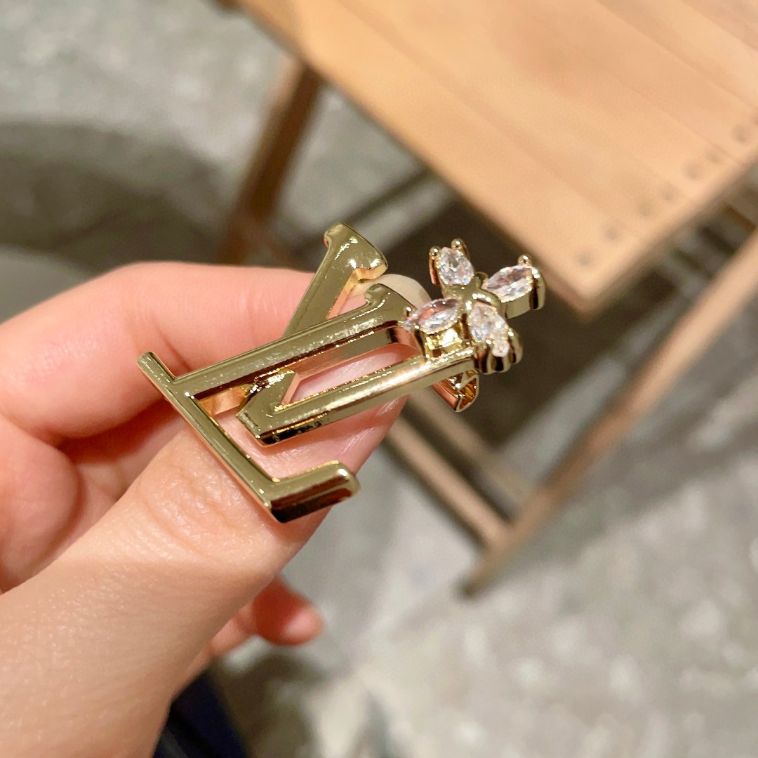  Lv路易威登专柜新款同步上新款胸针，是最懂女人的饰物。那些倾注了全部心血去做自己的女人，往往更珍惜胸针