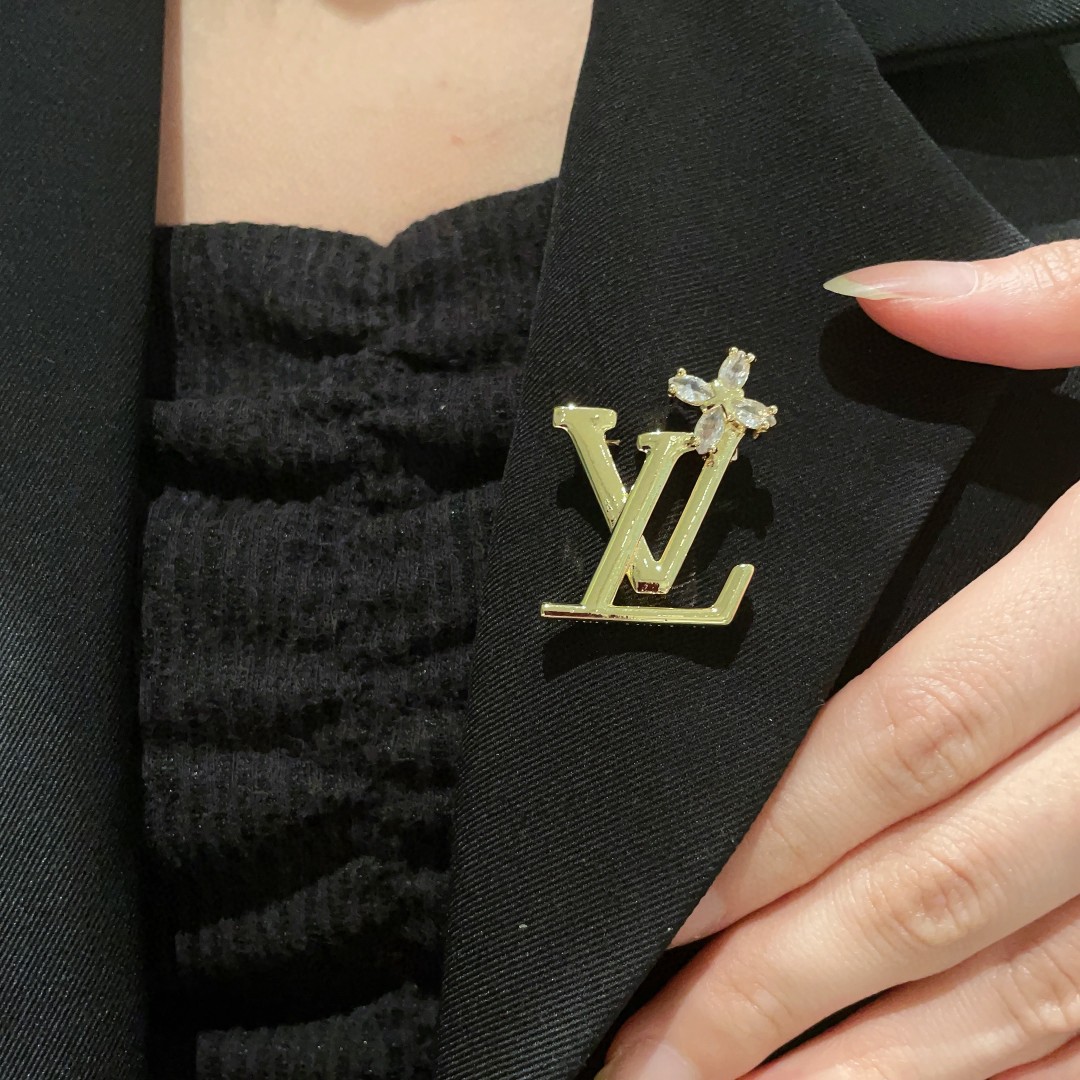  Lv路易威登专柜新款同步上新款胸针，是最懂女人的饰物。那些倾注了全部心血去做自己的女人，往往更珍惜胸针
