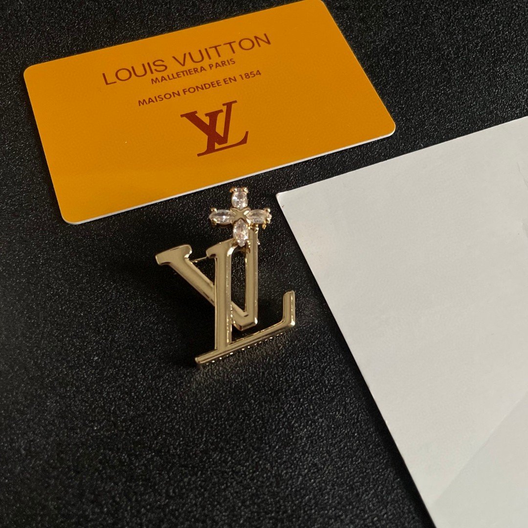  Lv路易威登专柜新款同步上新款胸针，是最懂女人的饰物。那些倾注了全部心血去做自己的女人，往往更珍惜胸针