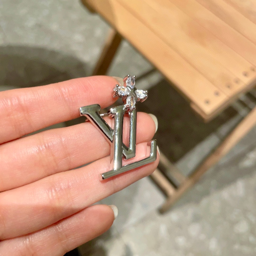  Lv路易威登专柜新款同步上新款胸针，是最懂女人的饰物。那些倾注了全部心血去做自己的女人，往往更珍惜胸针