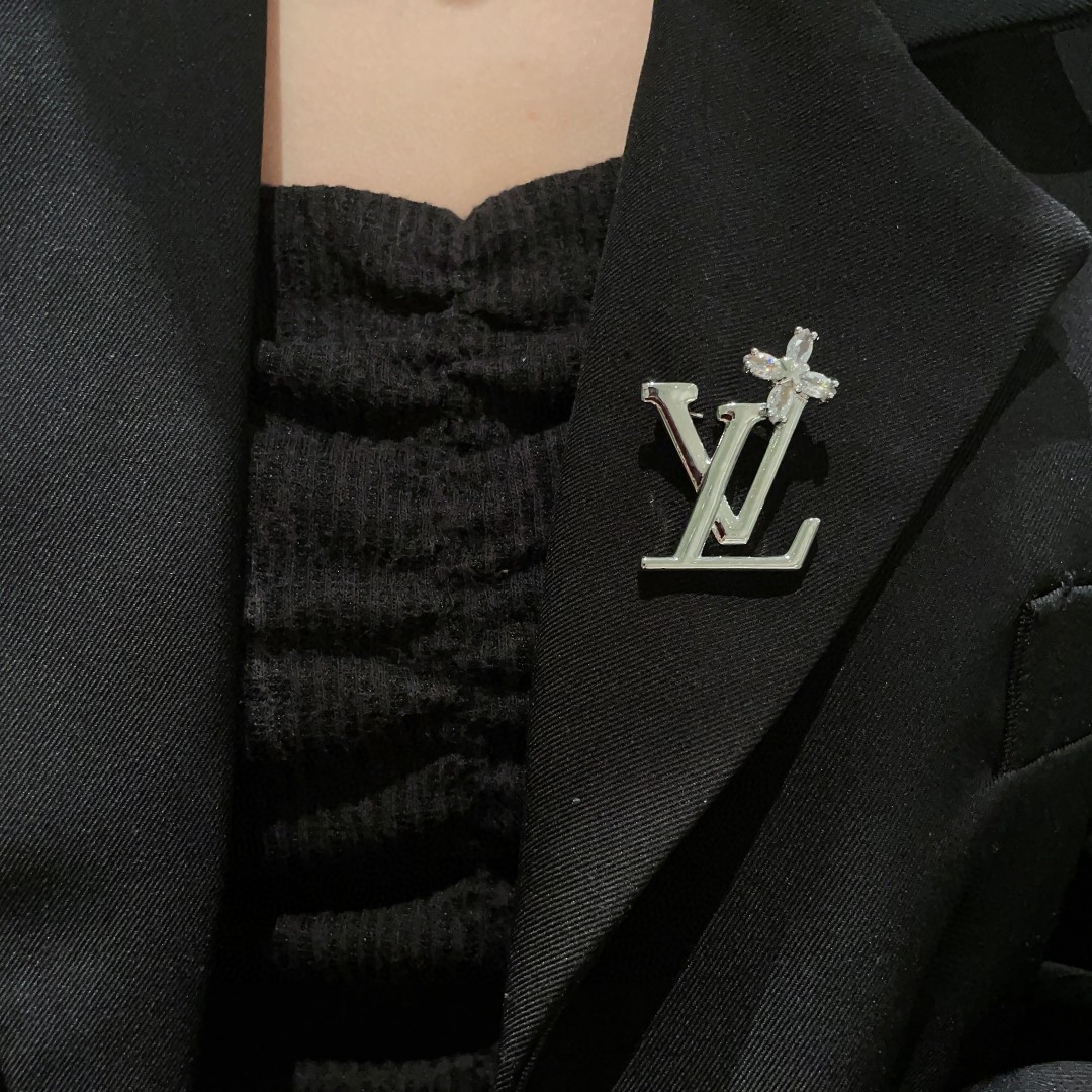  Lv路易威登专柜新款同步上新款胸针，是最懂女人的饰物。那些倾注了全部心血去做自己的女人，往往更珍惜胸针