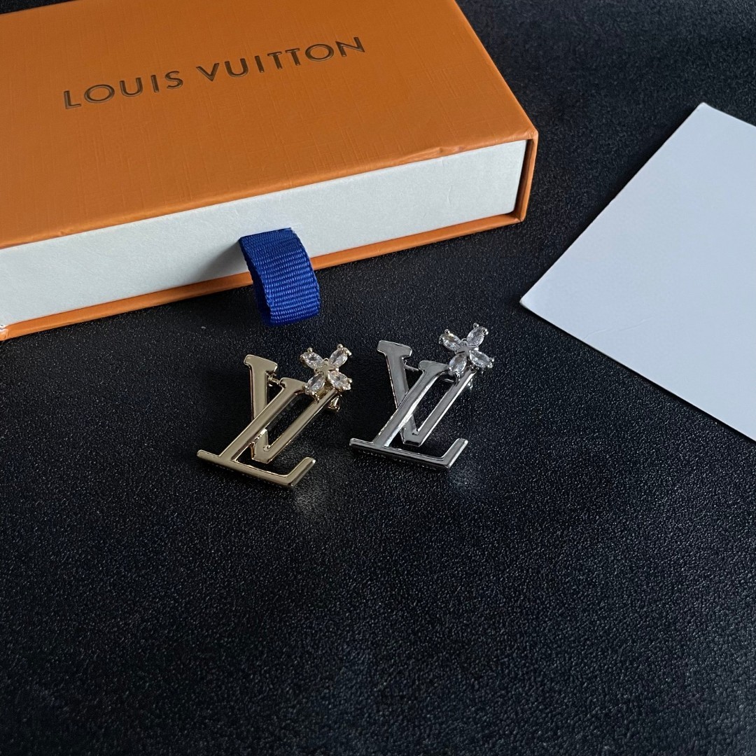  Lv路易威登专柜新款同步上新款胸针，是最懂女人的饰物。那些倾注了全部心血去做自己的女人，往往更珍惜胸针