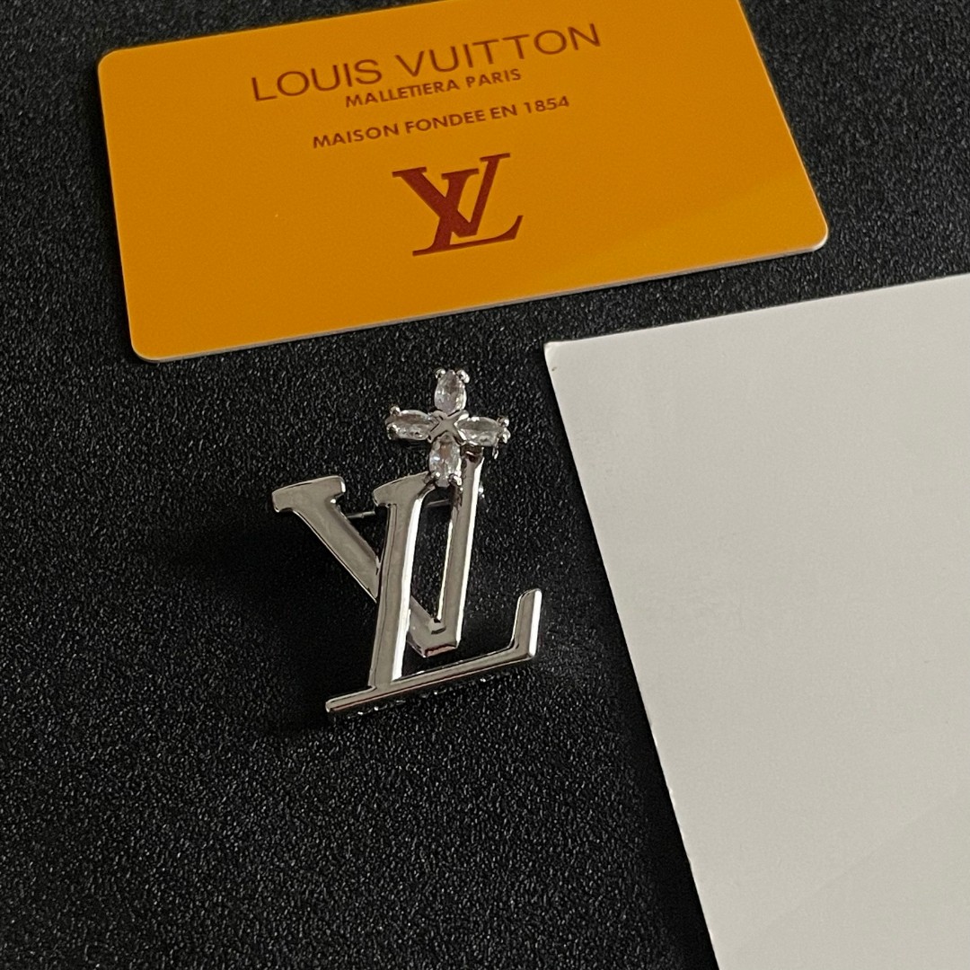  Lv路易威登专柜新款同步上新款胸针，是最懂女人的饰物。那些倾注了全部心血去做自己的女人，往往更珍惜胸针