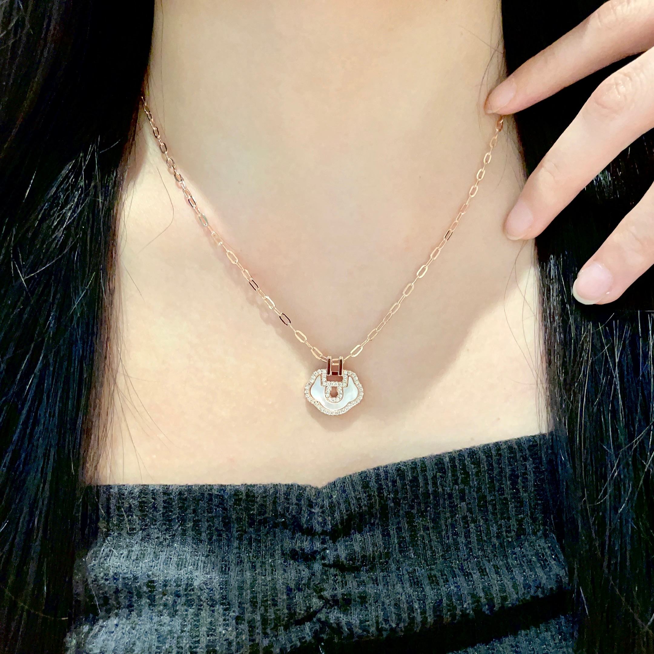 Qeelin Kirin mini Ruyi necklace Rose gold metal white mother-of-pearl clear high-carbon diamonds 42cm