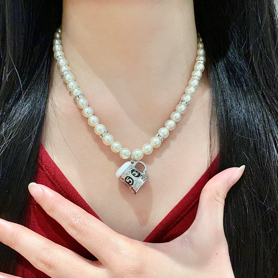  Chanel香奈儿 中古 项链👀小香家的款式真心无需多介绍😘🎶每一款都超好看，精致大方，非常显气质.