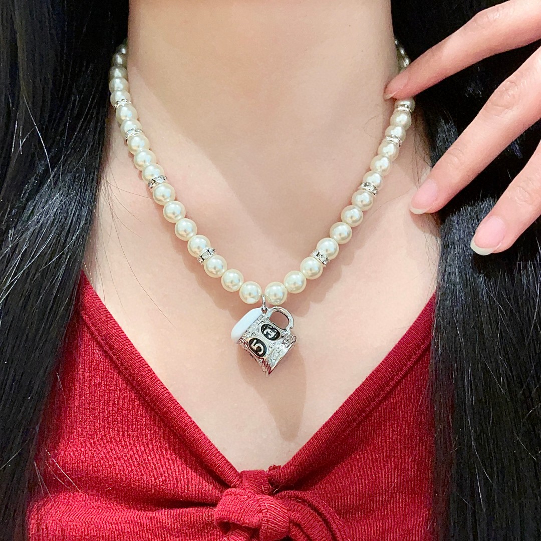  Chanel香奈儿 中古 项链👀小香家的款式真心无需多介绍😘🎶每一款都超好看，精致大方，非常显气质.
