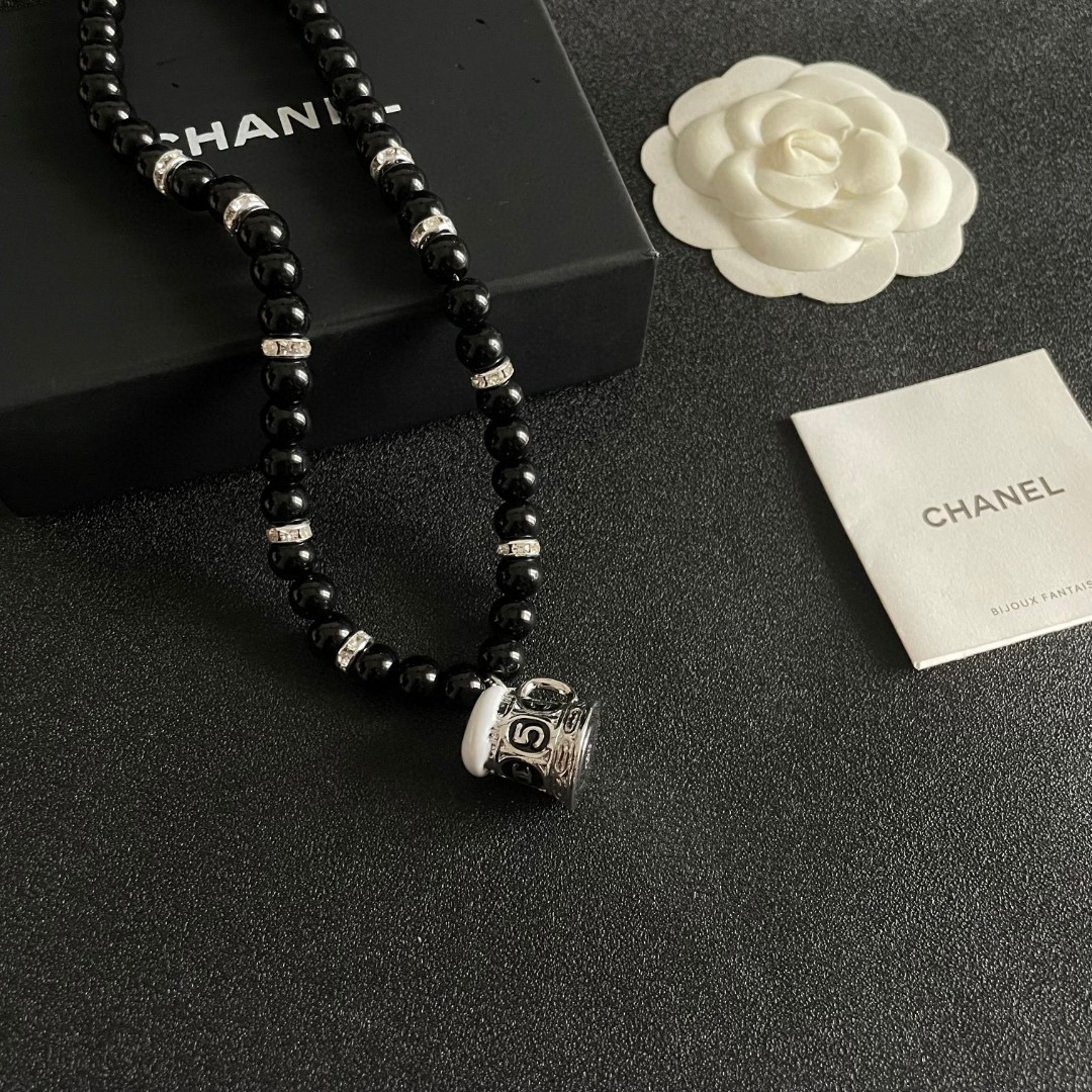  Chanel香奈儿 中古 项链👀小香家的款式真心无需多介绍😘🎶每一款都超好看，精致大方，非常显气质.