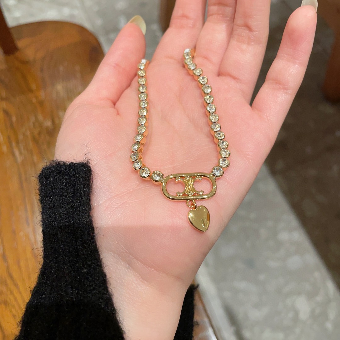  Celine 赛琳 项链 一直是简约时尚界的标杆大胆的设计 百看不厌▪️搭配起来更Fashion ✨.