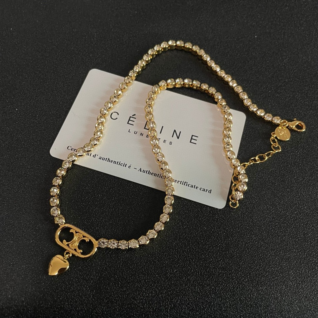  Celine 赛琳 项链 一直是简约时尚界的标杆大胆的设计 百看不厌▪️搭配起来更Fashion ✨.