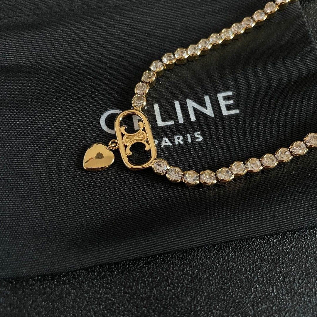  Celine 赛琳 项链 一直是简约时尚界的标杆大胆的设计 百看不厌▪️搭配起来更Fashion ✨.