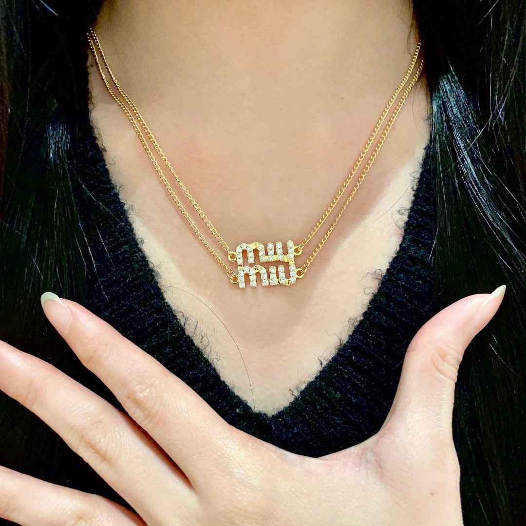  Miu miu 满钻字母项链
m!u简直就是少女收割机!真的太懂女人了
!满钻字母的设计，Blingb