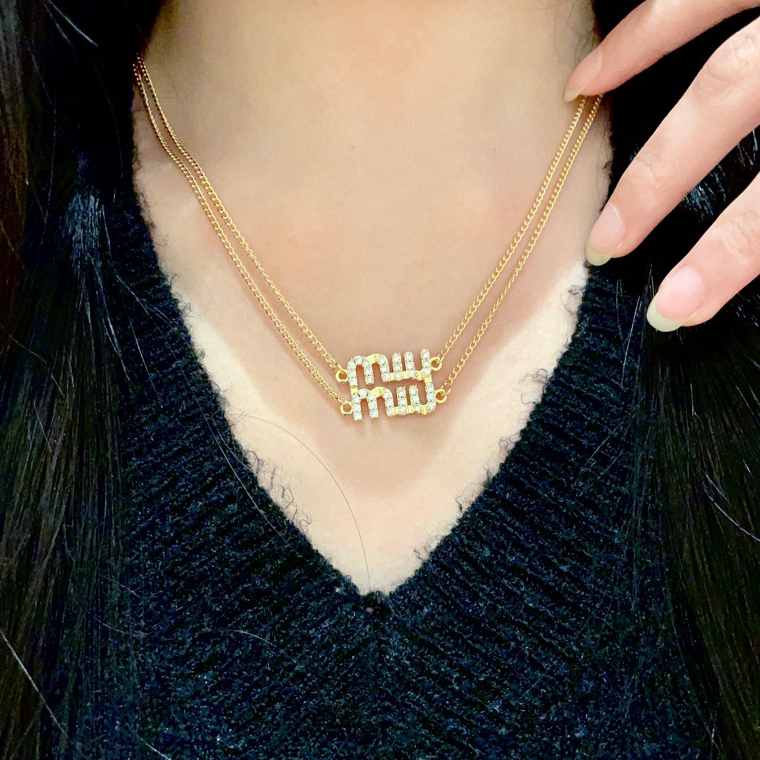  Miu miu 满钻字母项链
m!u简直就是少女收割机!真的太懂女人了
!满钻字母的设计，Blingb