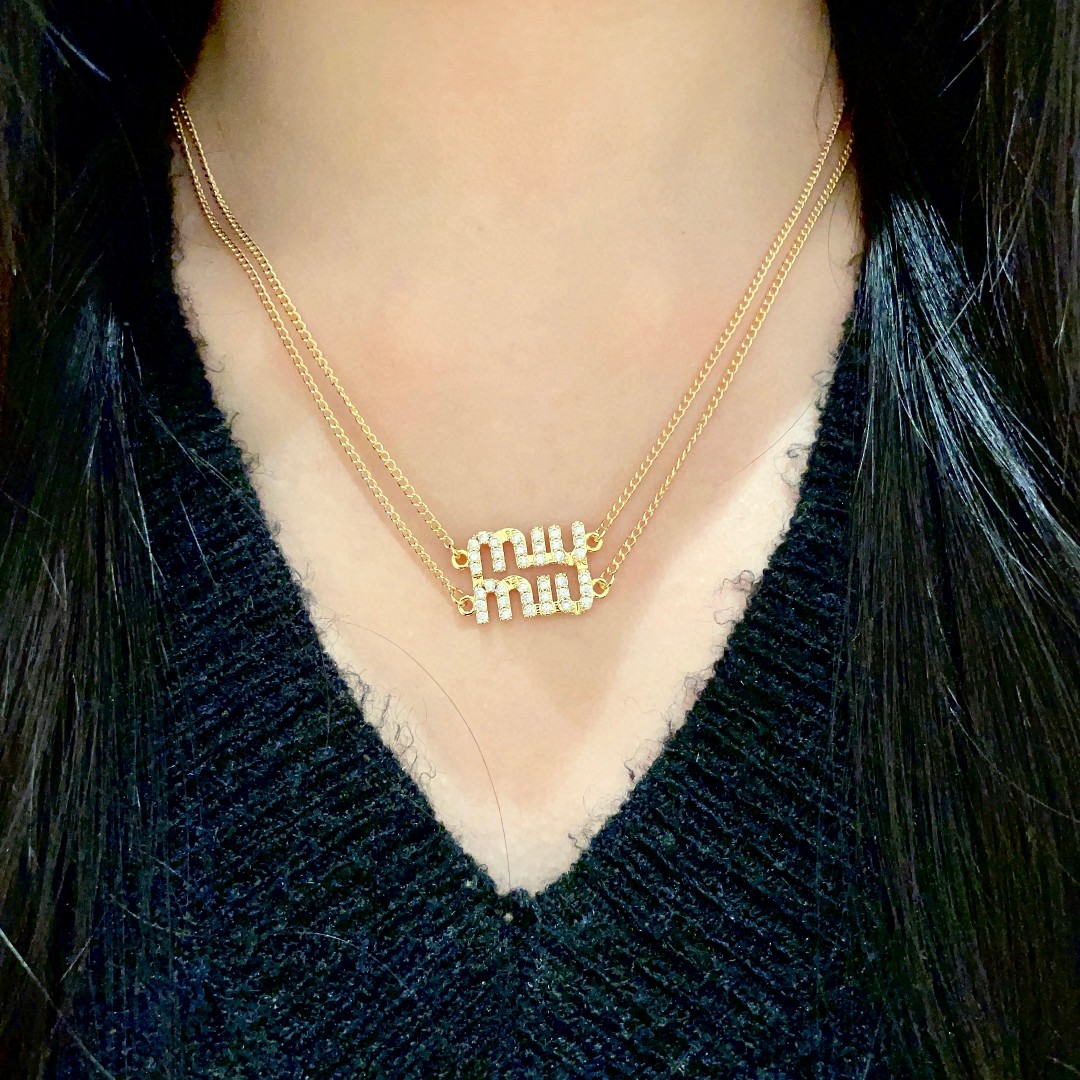 Miu miu 满钻字母项链
m!u简直就是少女收割机!真的太懂女人了
!满钻字母的设计，Blingb