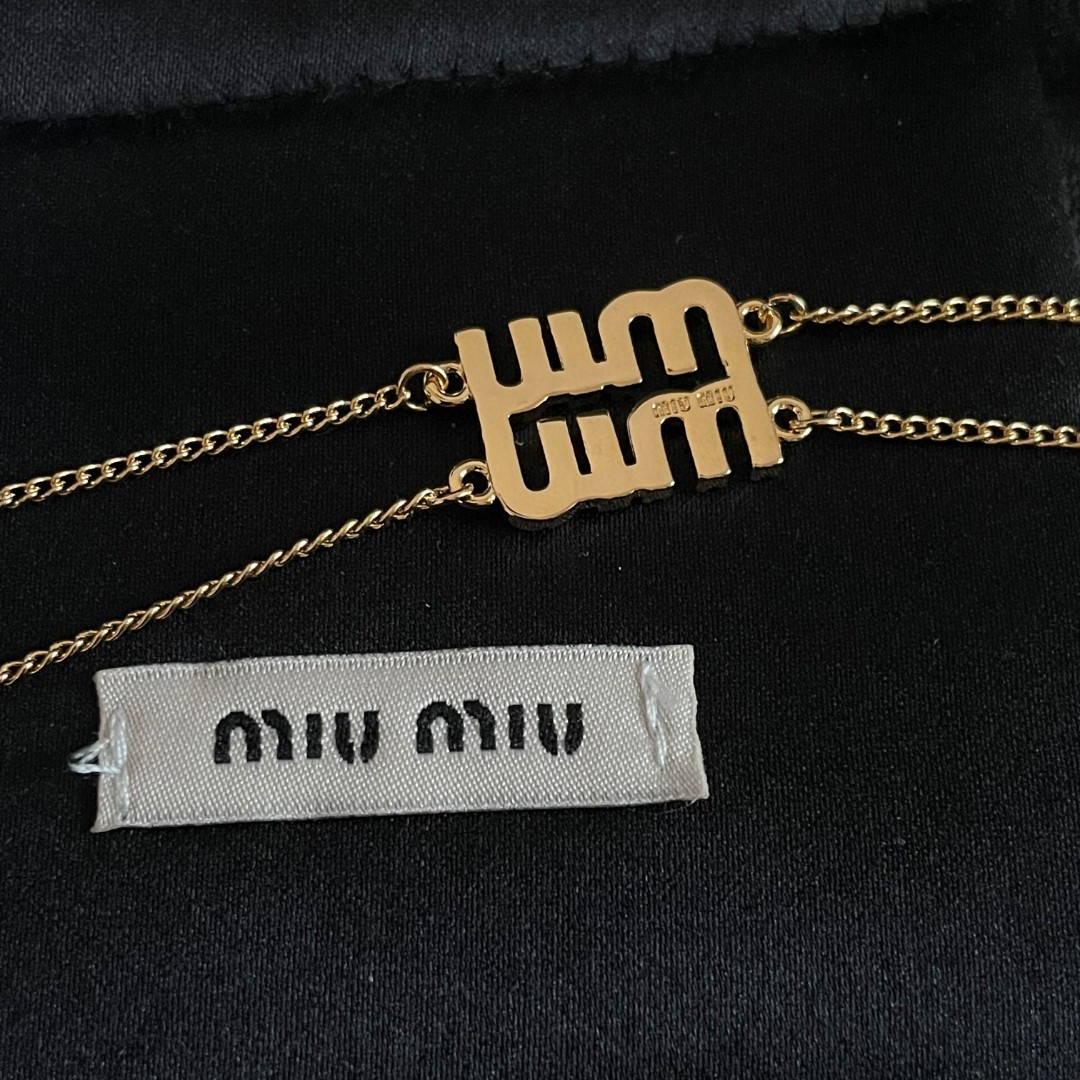  Miu miu 满钻字母项链
m!u简直就是少女收割机!真的太懂女人了
!满钻字母的设计，Blingb
