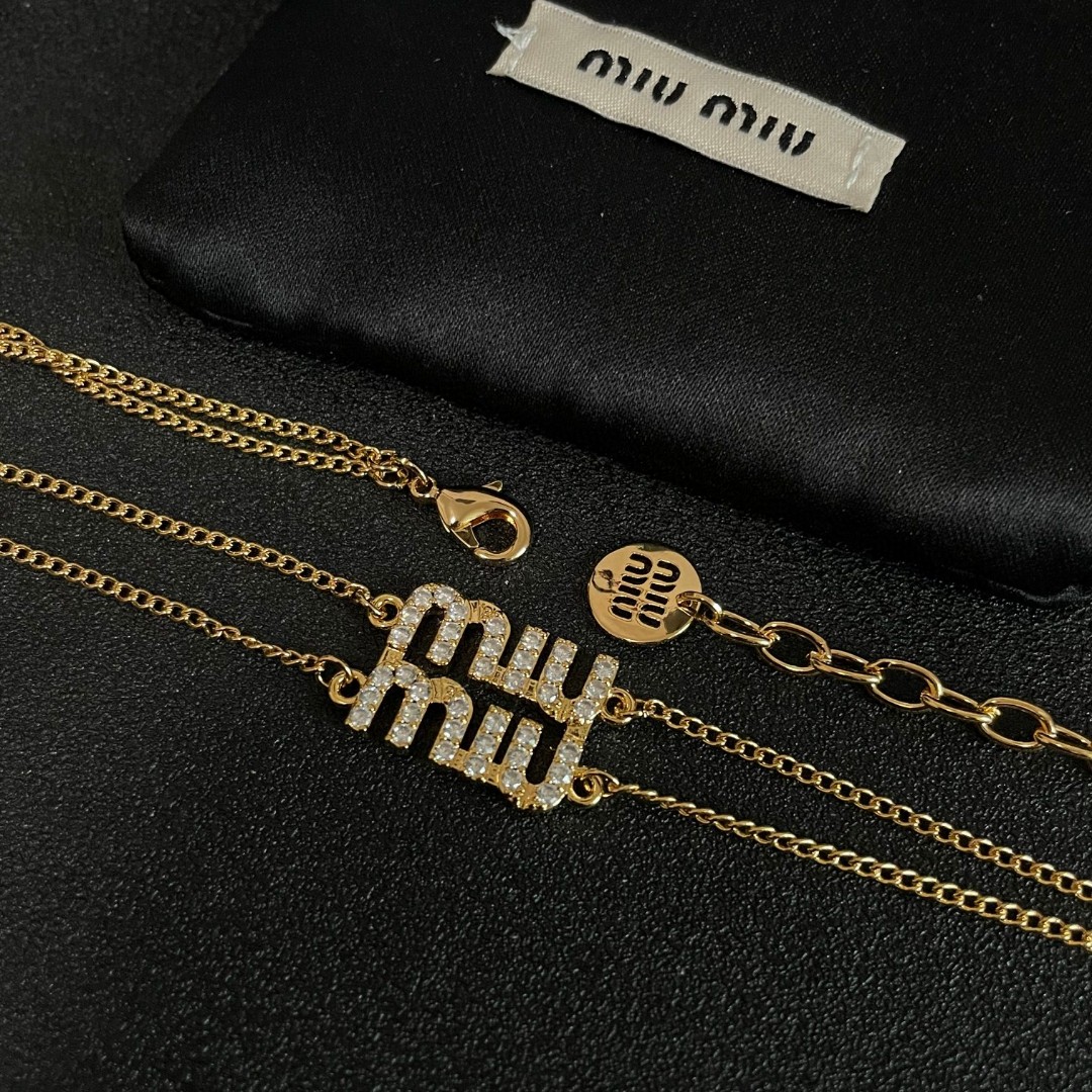  Miu miu 满钻字母项链
m!u简直就是少女收割机!真的太懂女人了
!满钻字母的设计，Blingb