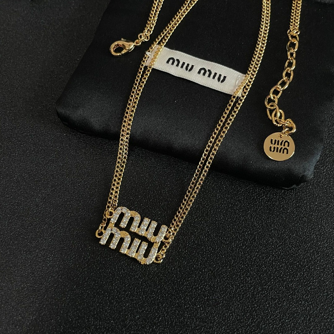  Miu miu 满钻字母项链
m!u简直就是少女收割机!真的太懂女人了
!满钻字母的设计，Blingb