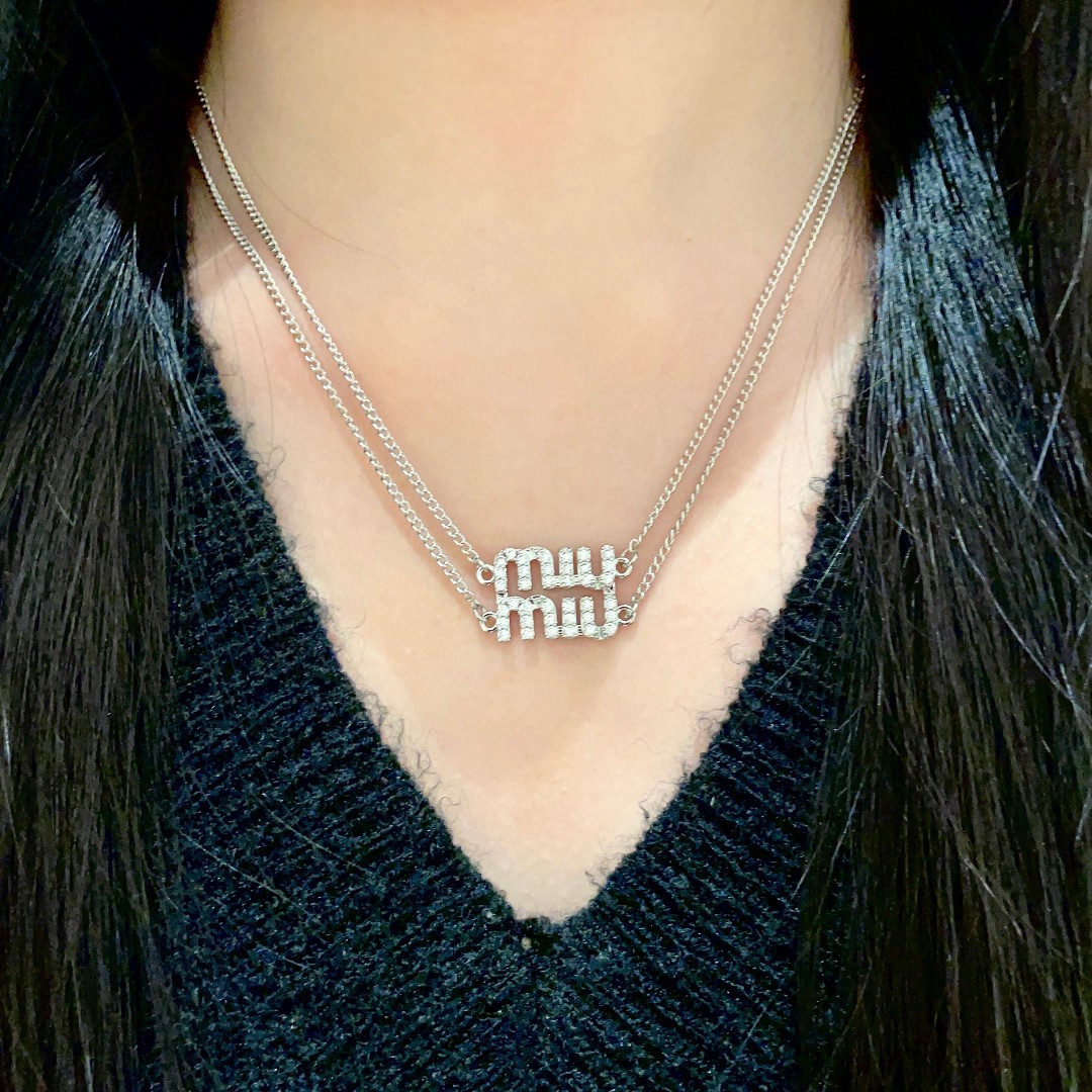  Miu miu 满钻字母项链
m!u简直就是少女收割机!真的太懂女人了
!满钻字母的设计，Blingb