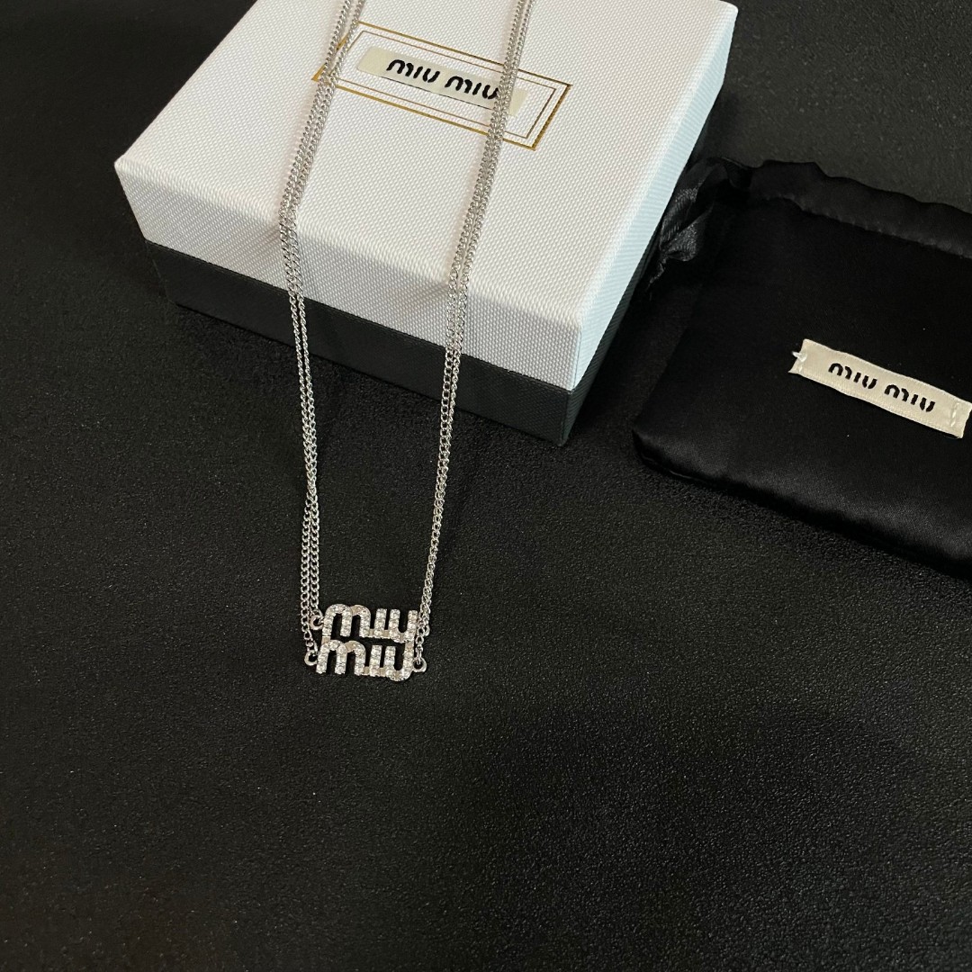  Miu miu 满钻字母项链
m!u简直就是少女收割机!真的太懂女人了
!满钻字母的设计，Blingb
