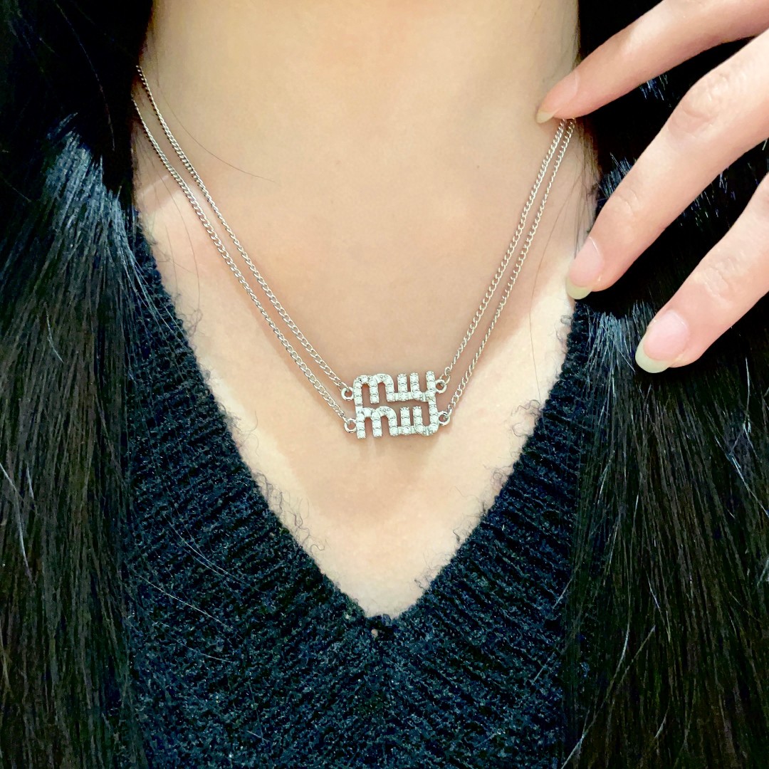  Miu miu 满钻字母项链
m!u简直就是少女收割机!真的太懂女人了
!满钻字母的设计，Blingb