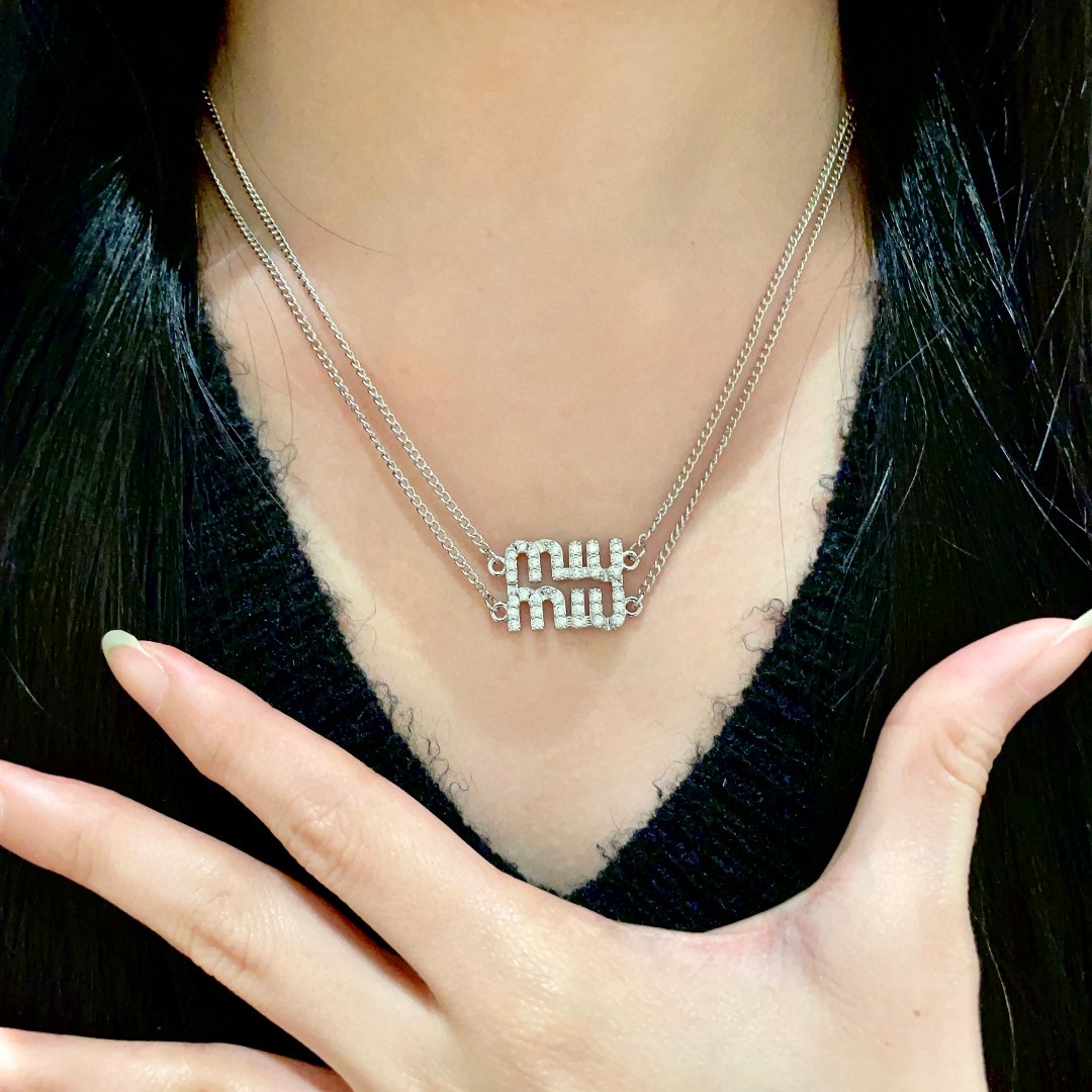  Miu miu 满钻字母项链
m!u简直就是少女收割机!真的太懂女人了
!满钻字母的设计，Blingb