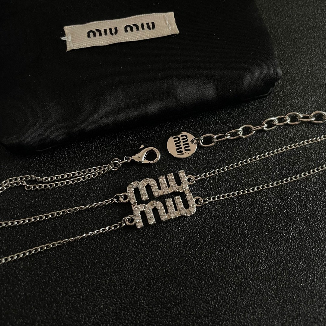  Miu miu 满钻字母项链
m!u简直就是少女收割机!真的太懂女人了
!满钻字母的设计，Blingb