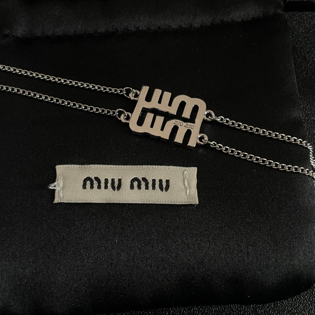  Miu miu 满钻字母项链
m!u简直就是少女收割机!真的太懂女人了
!满钻字母的设计，Blingb