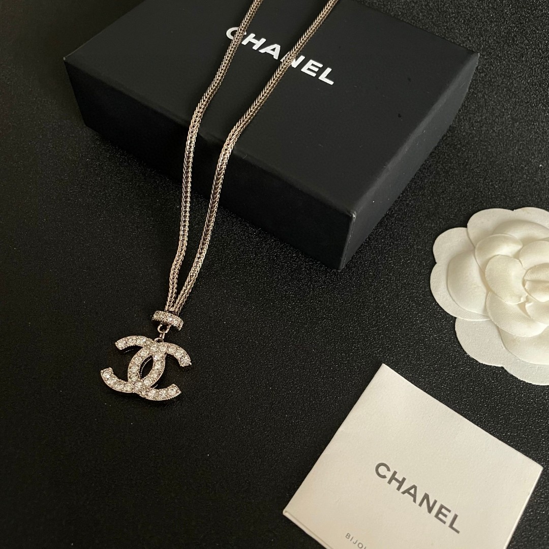  Chanel香奈儿 中古 字母项链👀小香家的款式真心无需多介绍😘🎶每一款都超好看，精致大方，非常显气质