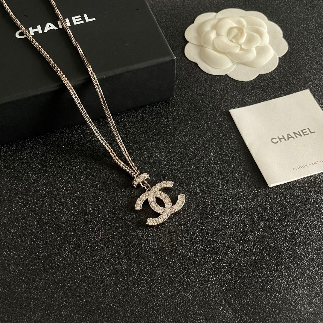  Chanel香奈儿 中古 字母项链👀小香家的款式真心无需多介绍😘🎶每一款都超好看，精致大方，非常显气质