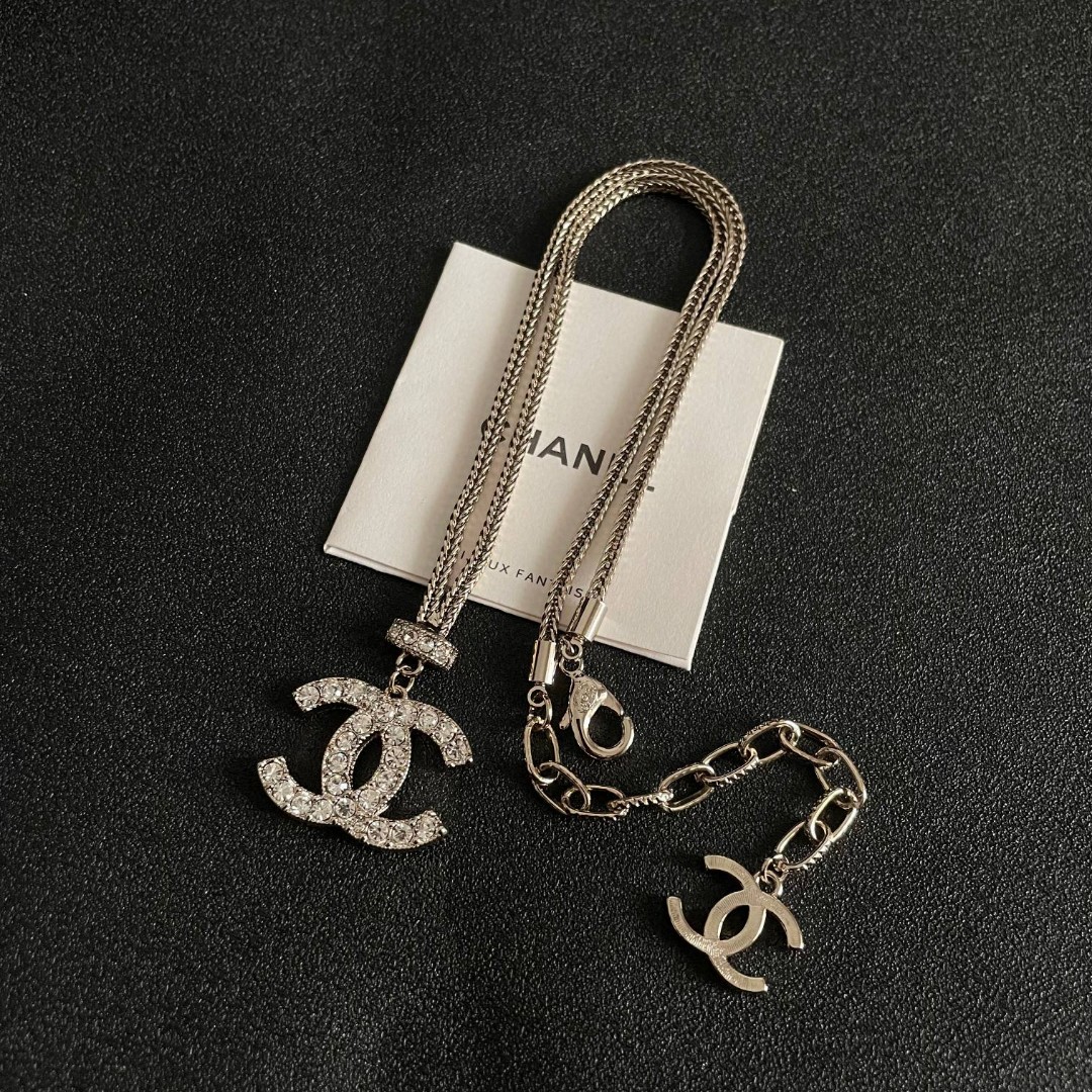  Chanel香奈儿 中古 字母项链👀小香家的款式真心无需多介绍😘🎶每一款都超好看，精致大方，非常显气质