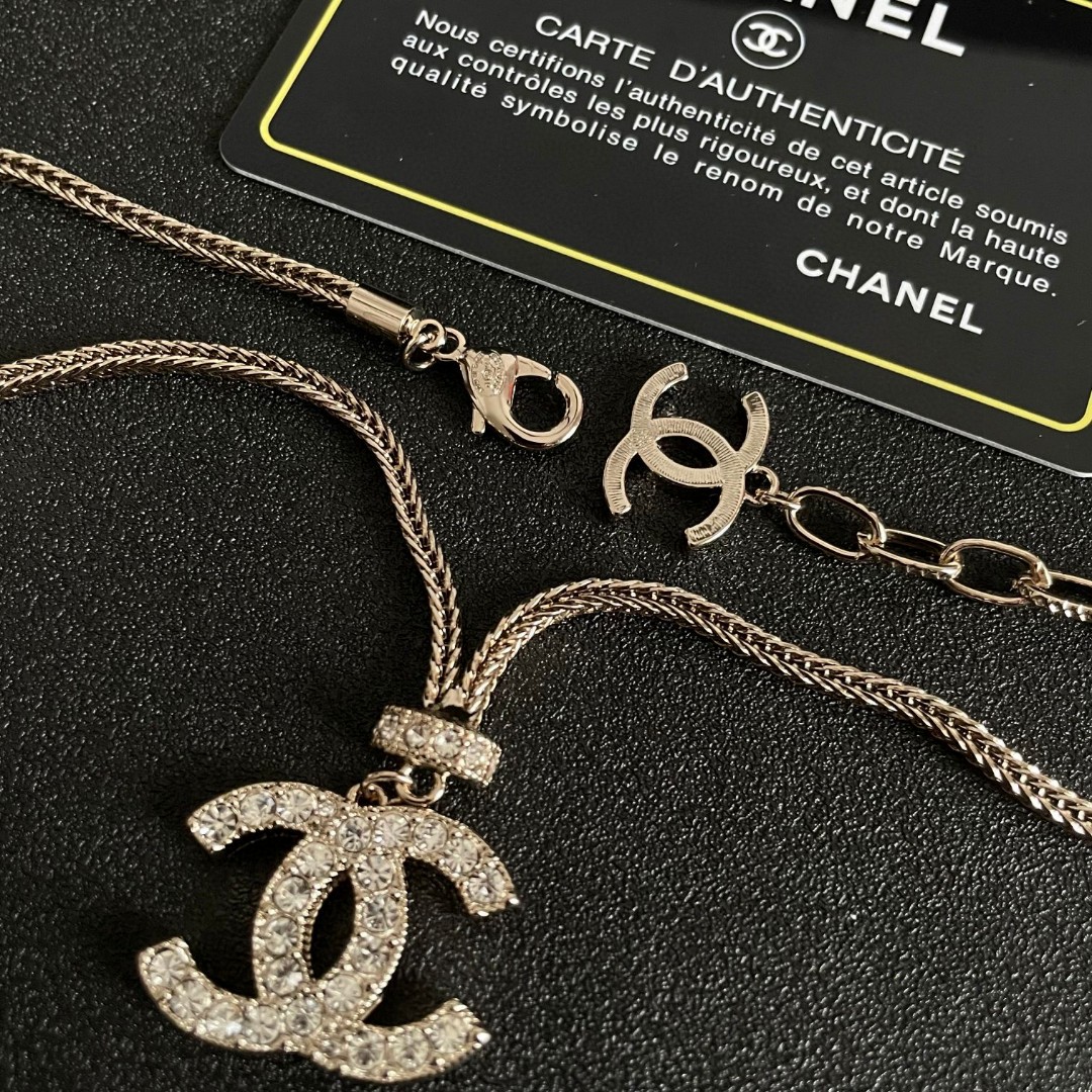  Chanel香奈儿 中古 字母项链👀小香家的款式真心无需多介绍😘🎶每一款都超好看，精致大方，非常显气质