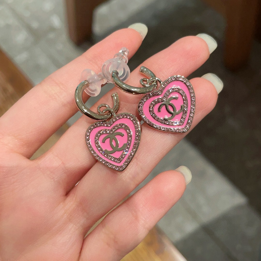  Chanel香奈儿 中古 双C耳钉👀原版复刻logo 小香家的款式真心无需多介绍😘🎶每一款都超好看，精