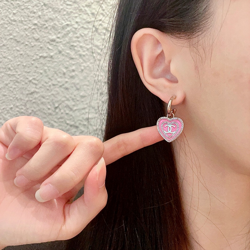  Chanel香奈儿 中古 双C耳钉👀原版复刻logo 小香家的款式真心无需多介绍😘🎶每一款都超好看，精