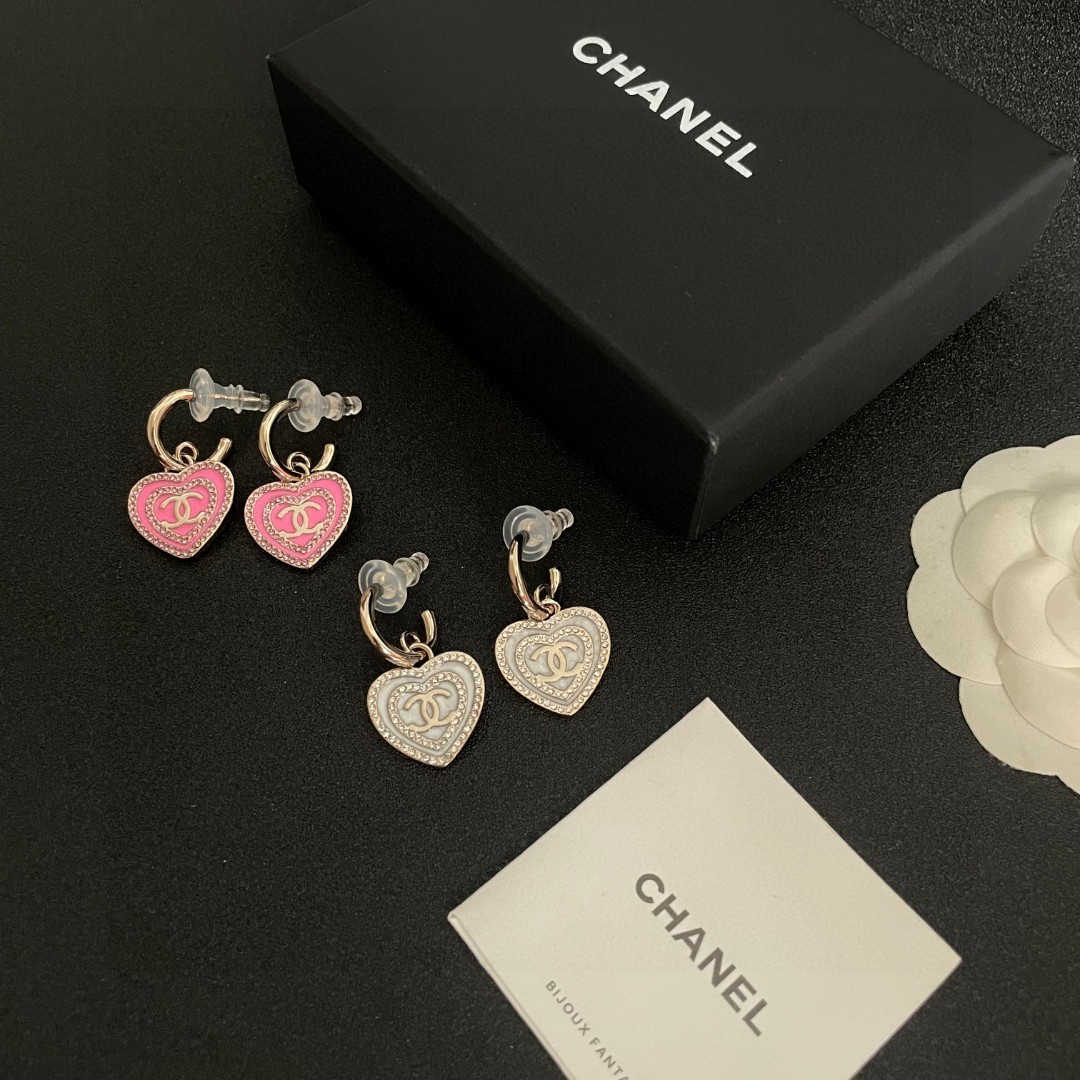  Chanel香奈儿 中古 双C耳钉👀原版复刻logo 小香家的款式真心无需多介绍😘🎶每一款都超好看，精