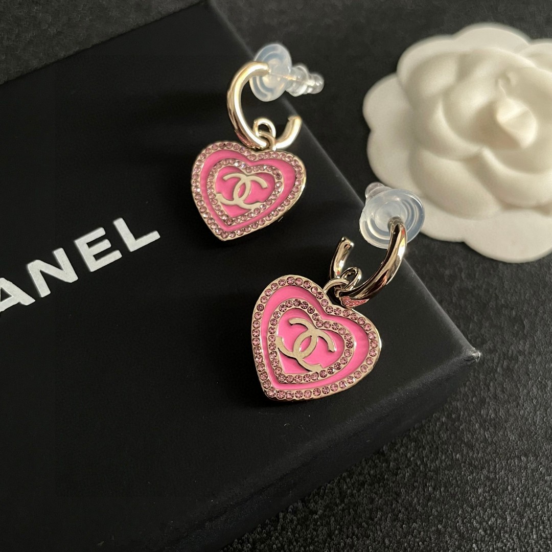  Chanel香奈儿 中古 双C耳钉👀原版复刻logo 小香家的款式真心无需多介绍😘🎶每一款都超好看，精